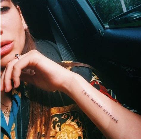 dua lipa tatuajes|13 tatuajes de Duo Lipa y su significado